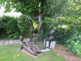 <h5>Malbine</h5><p>Malbine, Groupe de statues, bronze, exposition permenante à Troinex (Genève)</p>